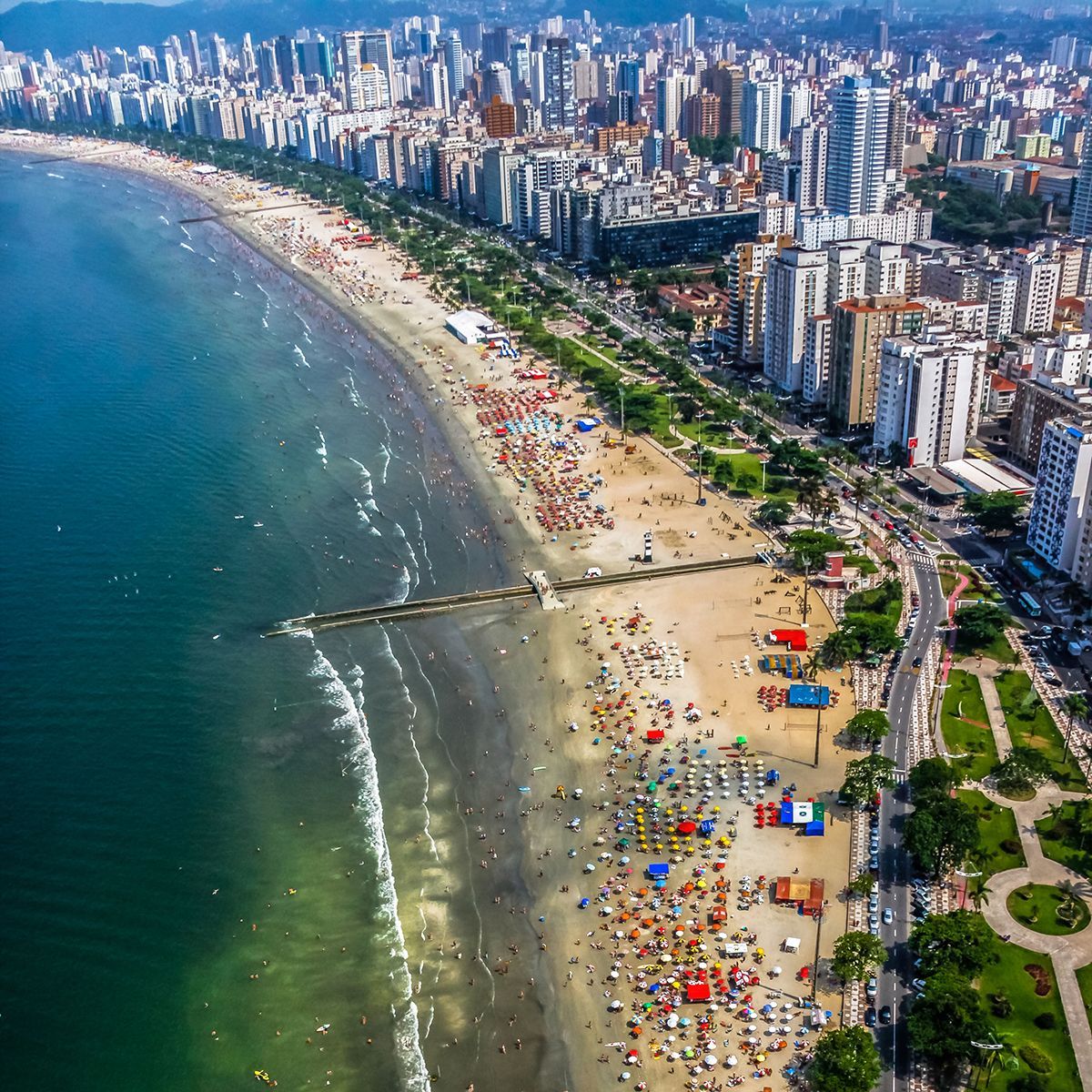 Vista aérea da orla de Santos, com a praia, o jardim da orla e os prédios